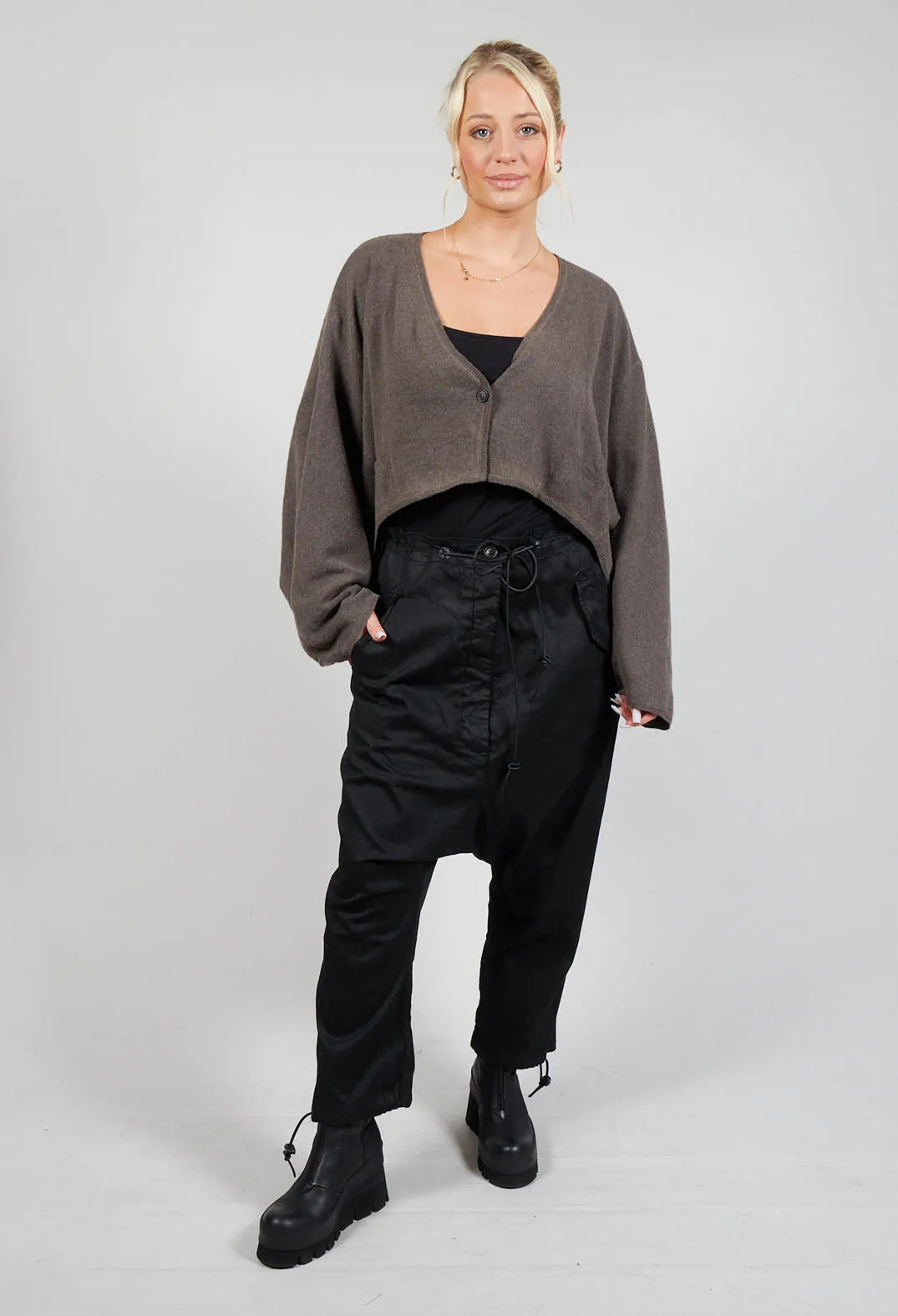 Cropped Cardigan in Kaffee Cloud